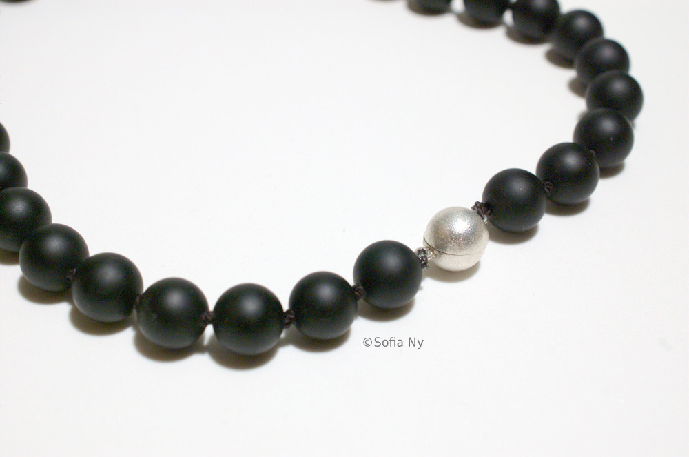 Svart Onyx P rlhalsband Med Silverkula Sofia Ny Portfolio